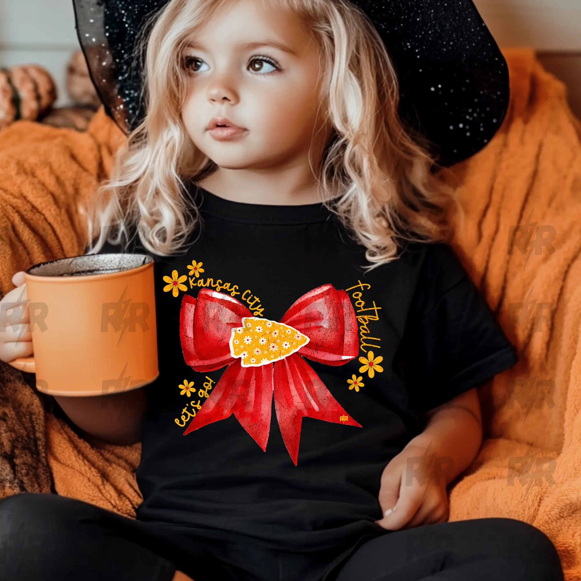 Red Bow Gold Daisy Arrowhead Black Tee